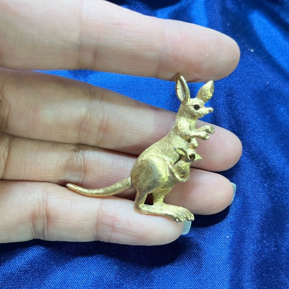 Vintage AVON Kangaroo & Joey Brooch Pin Articulated Tail Goldtone Rhinestone Eye